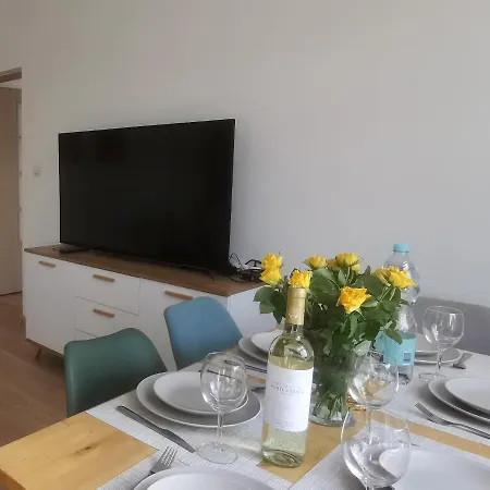 Sloneczny Blisko Jeziora I Gor