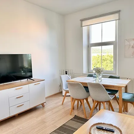 Sloneczny Blisko Jeziora I Gor *