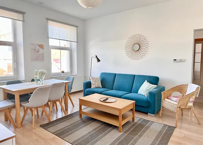 Sloneczny Blisko Jeziora I Gor